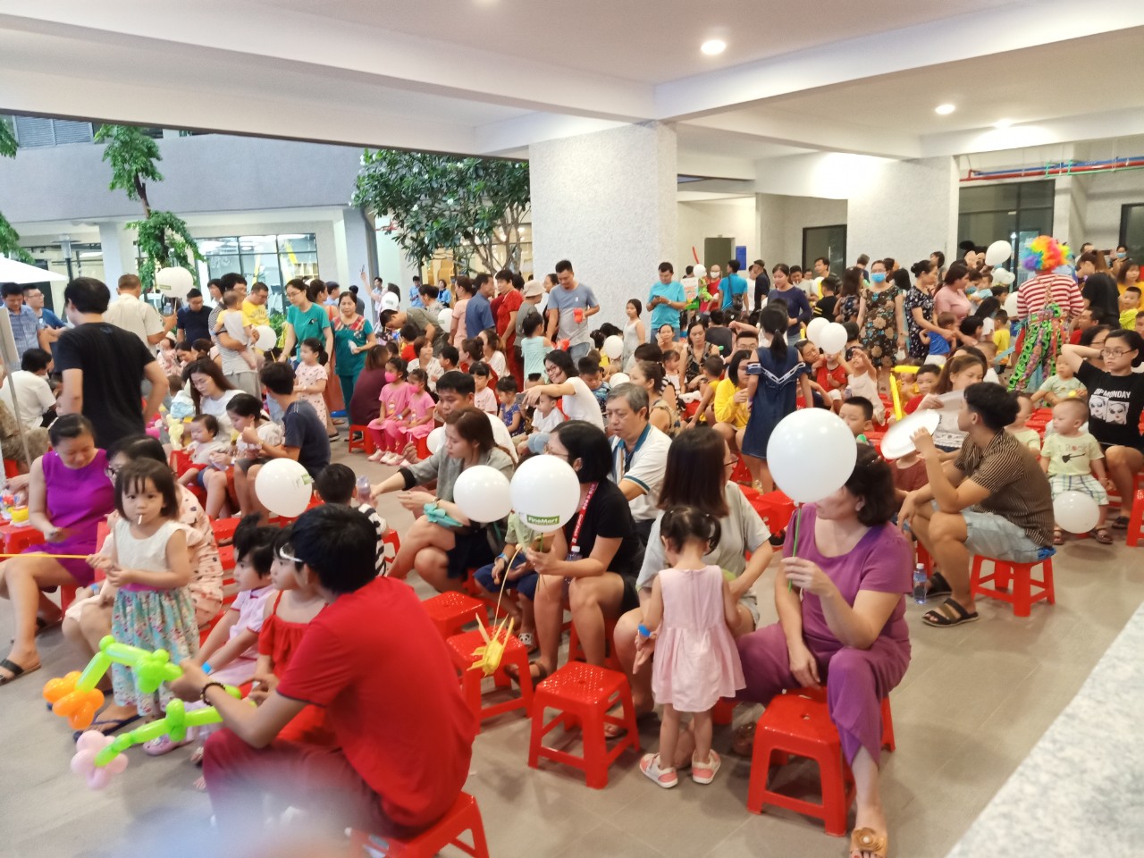 Điều kiện sân bãi có sự thay đổi nhưng vẫn nhận được sự ủng hộ nhiệt tình từ quý cư dân